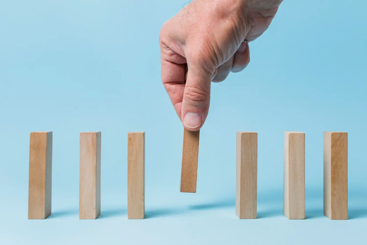 homem-negocios-usando-madeira-pedacos